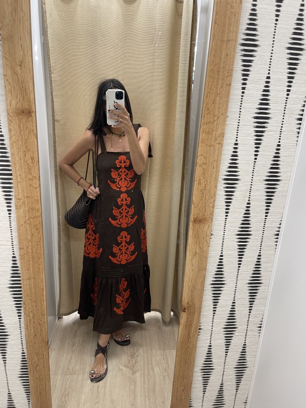 Vestido liso con cenefa delantera y sisa con nudos