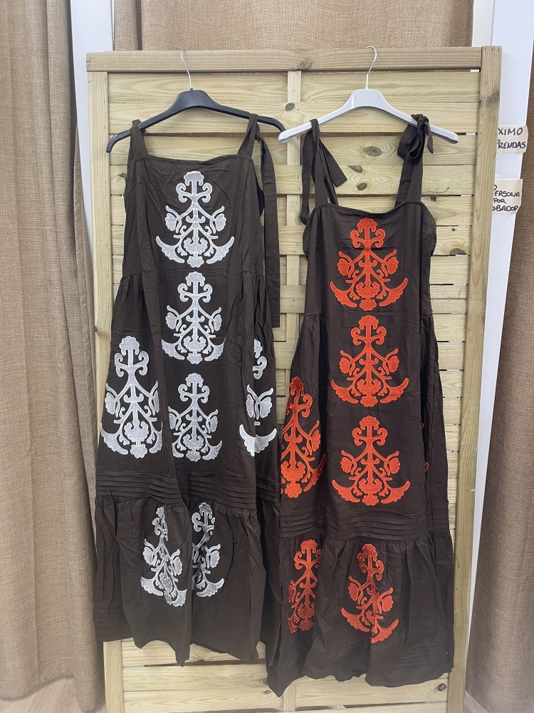 Vestido liso con cenefa delantera y sisa con nudos