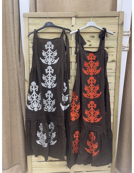 Vestido liso con cenefa delantera y sisa con nudos