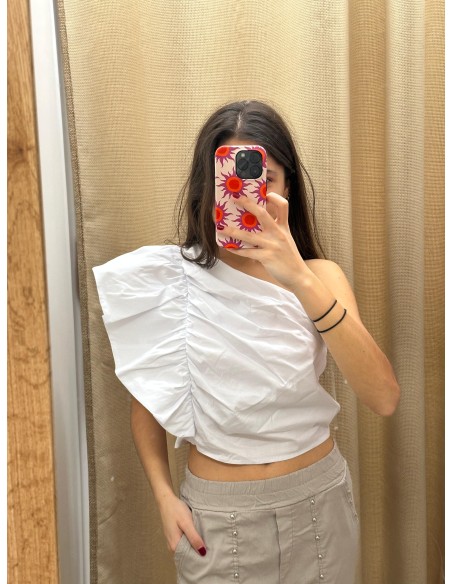 Top asimetrico con frunce lateral y volante