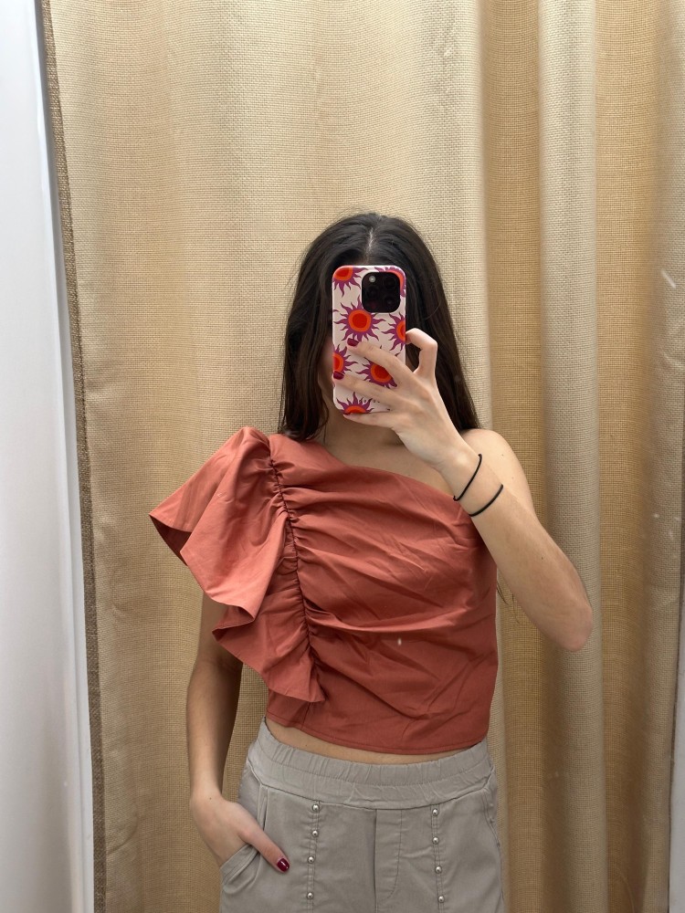 Top asimetrico con frunce lateral y volante