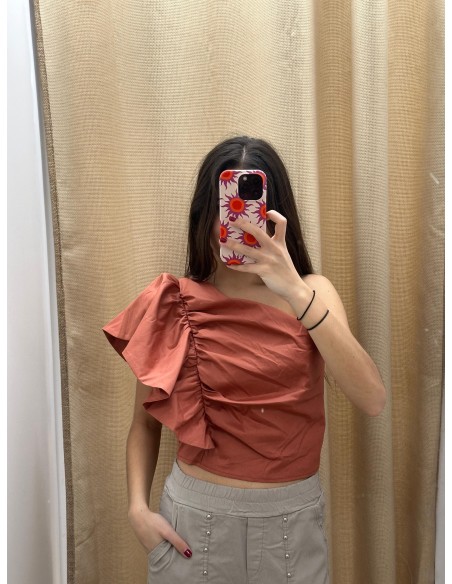 Top asimetrico con frunce lateral y volante