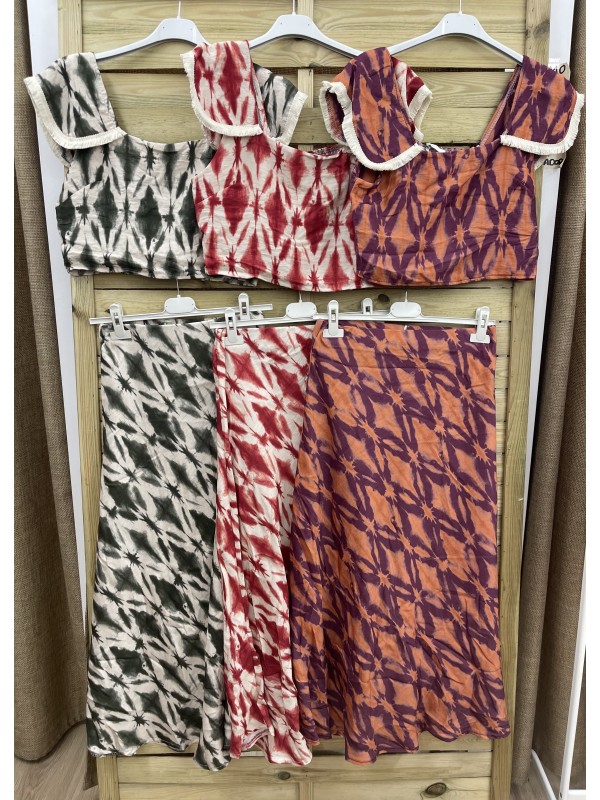 Conjunto rombos difuminados con top solapas con flequitos y falda