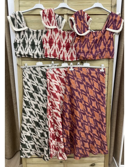 Conjunto rombos difuminados con top solapas con flequitos y falda