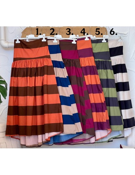 Falda corte en cadera de rayas asnchas horizontales