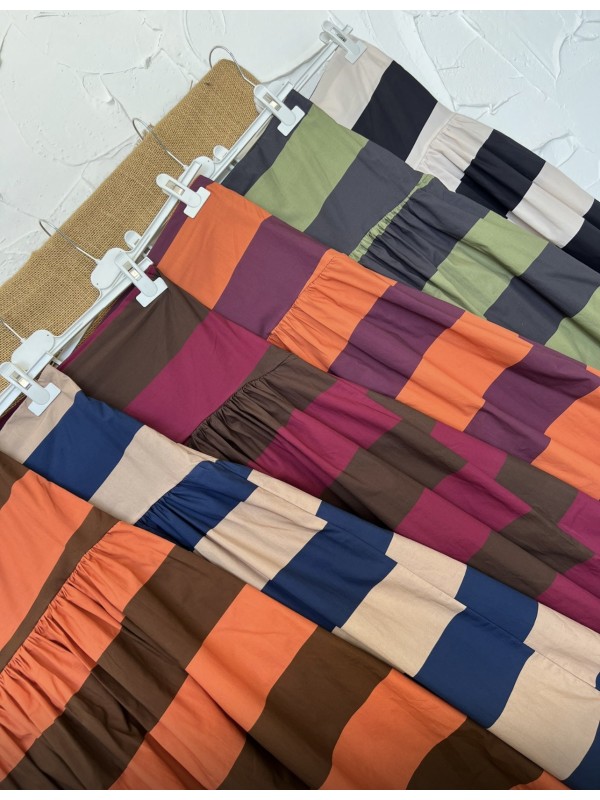 Falda corte en cadera de rayas asnchas horizontales 2