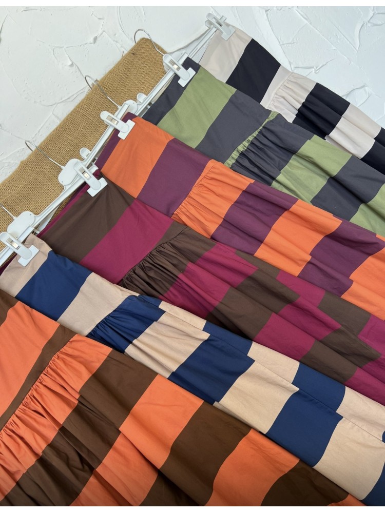 Falda corte en cadera de rayas asnchas horizontales