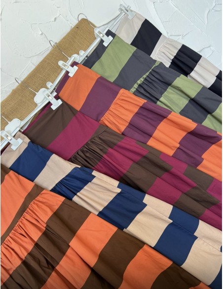 Falda corte en cadera de rayas asnchas horizontales