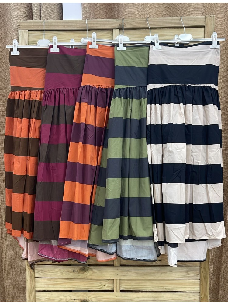 Falda corte en cadera de rayas asnchas horizontales