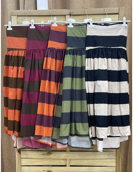 Falda corte en cadera de rayas asnchas horizontales