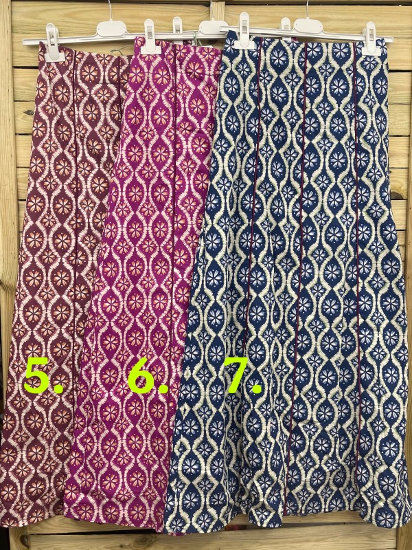 Falda midi estampada evasé con rayas berenjenas 2