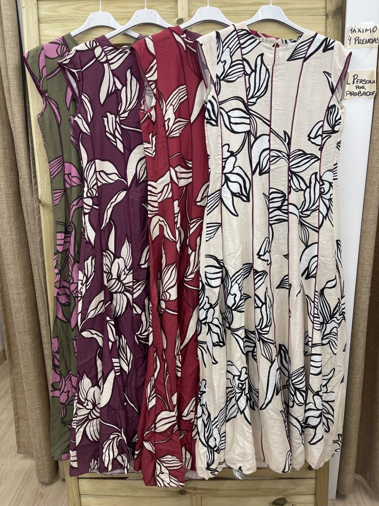 Vestido estampado evasé con líneas verticales burdeos