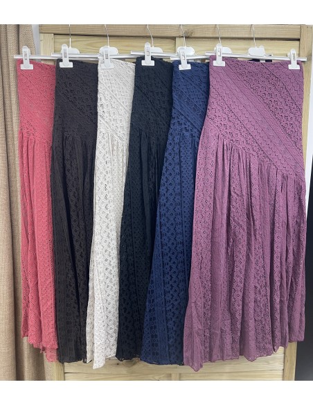 Falda larga encaje con corte diagonal en cadera