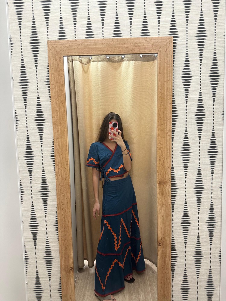 Conjunto de top cruzado y falda larga con sandunga de color