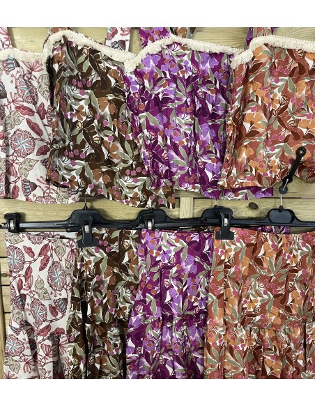 Conjunto estampado de top flequitos  y falda corte en cadera