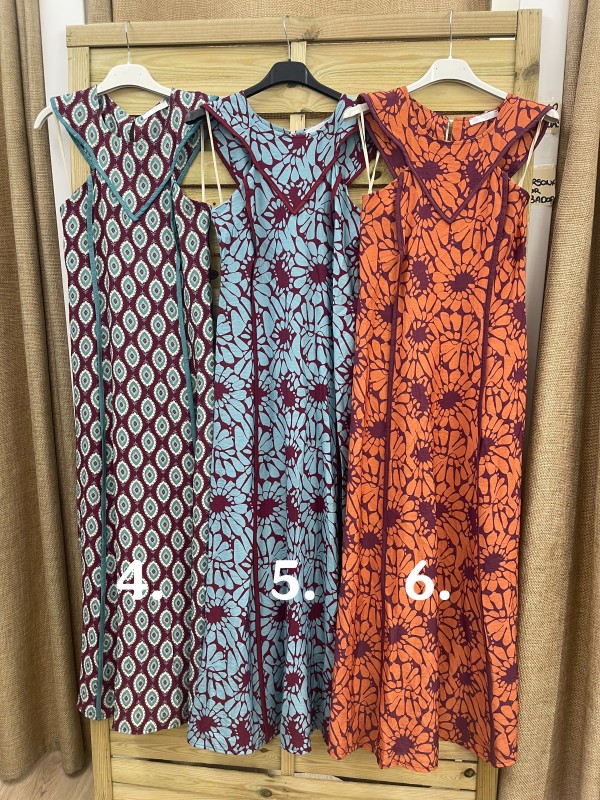 Vestido estampado halter con escote en pico con vivo 2