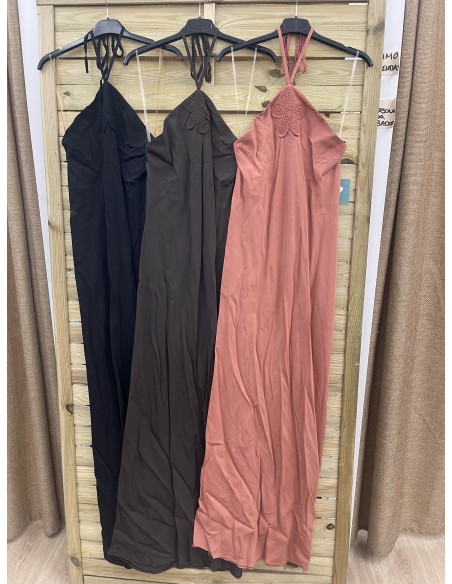 Vestido largo halter con flor de crochet