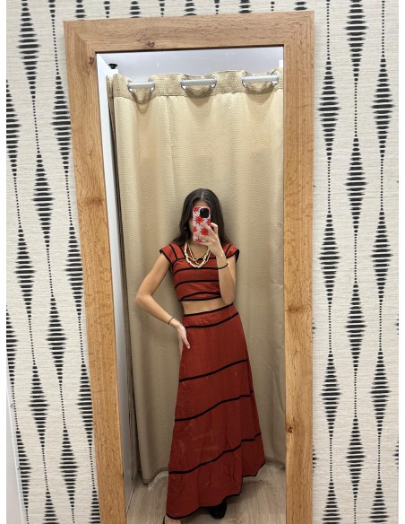 Conjunto de top y falda líneas lisas finas