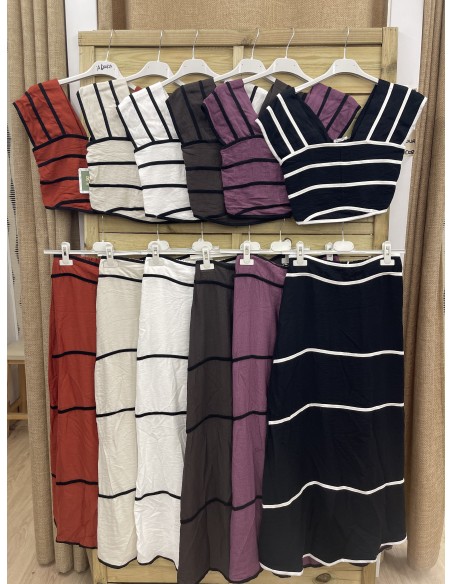 Conjunto de top y falda líneas lisas finas