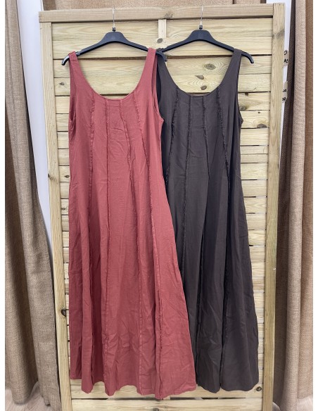 Vestido evasé con líneas desflecadas y bolsillos