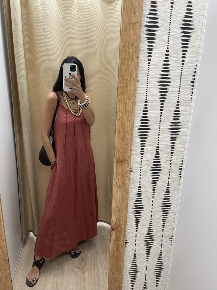 Vestido evasé con líneas desflecadas y bolsillos
