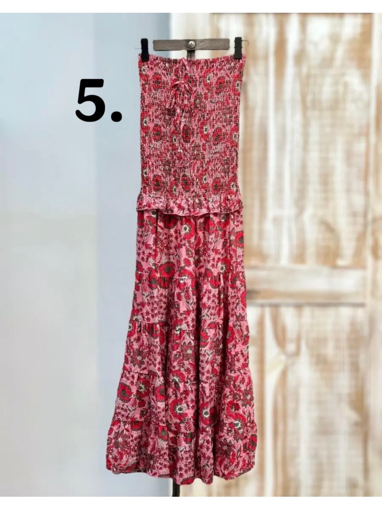 Vestido estampado cogido al cuello con cuerpo fruncido y mini volante