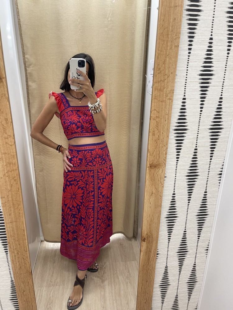 Conjunto floral de top corto volantito en sisa y falda