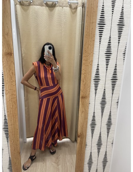 Vestido de rayas con hombreras y efecto fajín