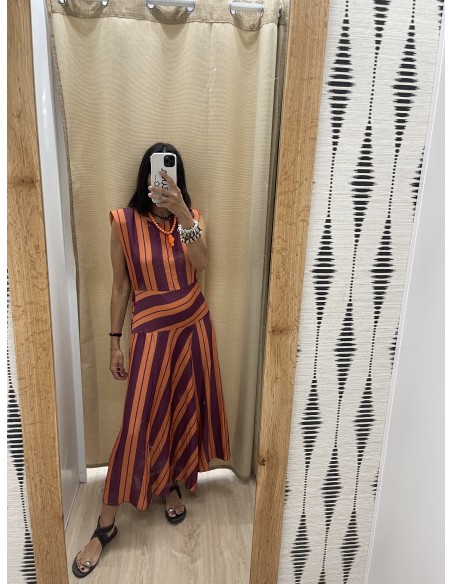 Vestido de rayas con hombreras y efecto fajín