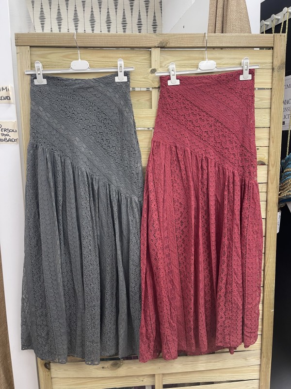 Falda larga encaje con corte diagonal en cadera 2