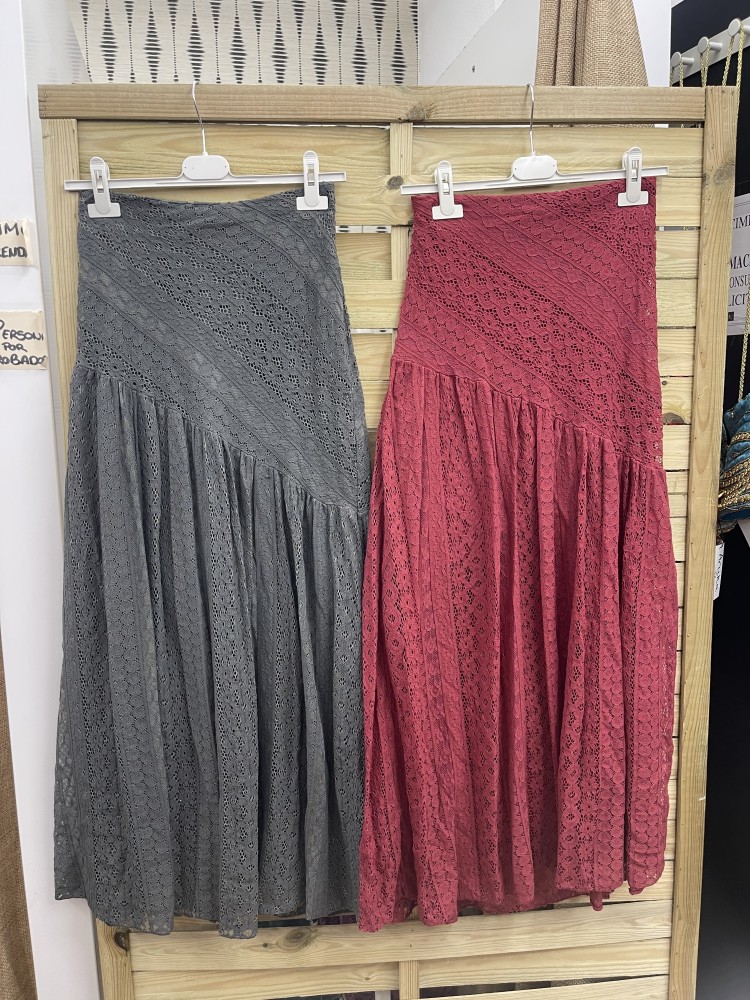 Falda larga encaje con corte diagonal en cadera