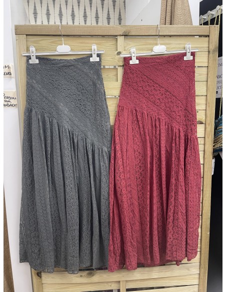 Falda larga encaje con corte diagonal en cadera