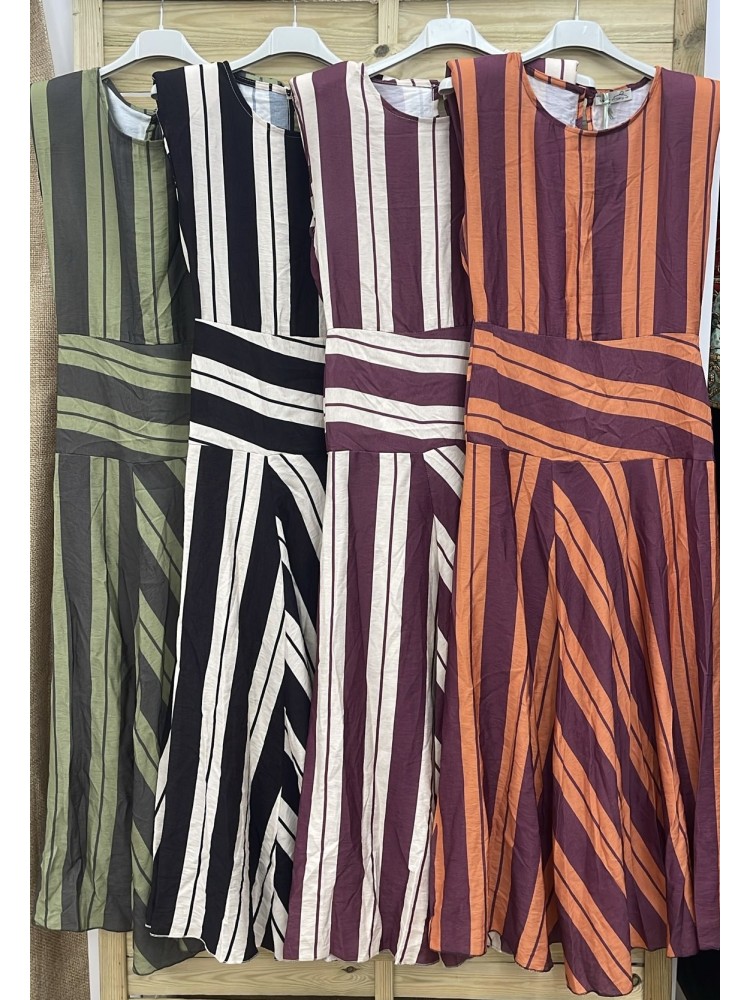 Vestido de rayas con hombreras y efecto fajín