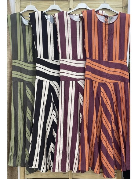 Vestido de rayas con hombreras y efecto fajín