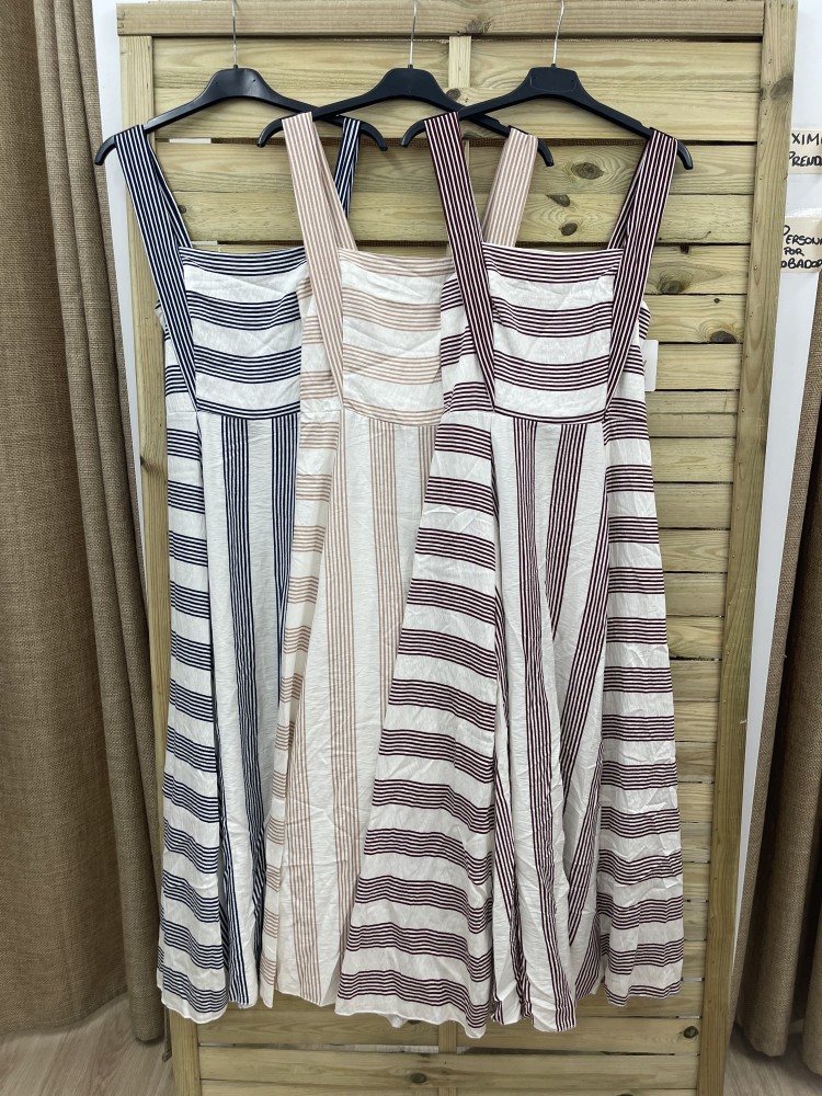 Vestido crudo de rayitas con falda pliegues