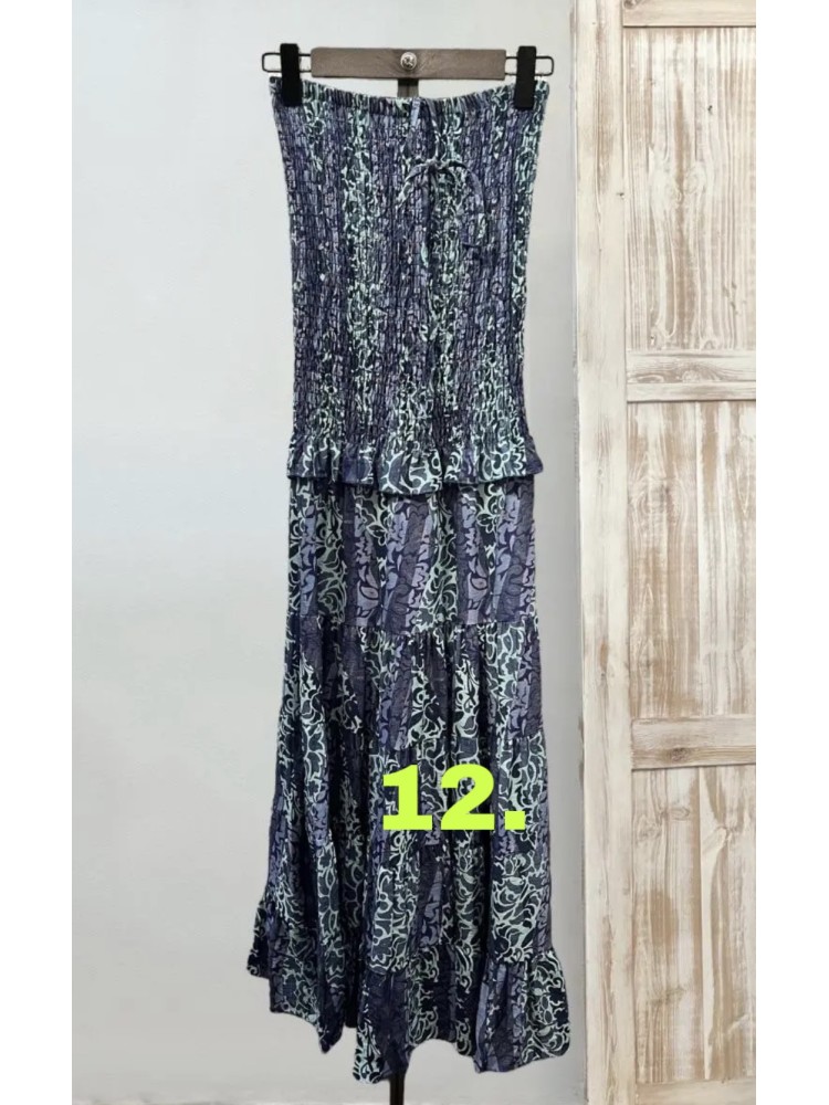 Vestido estampado cogido al cuello con cuerpo fruncido y mini volante