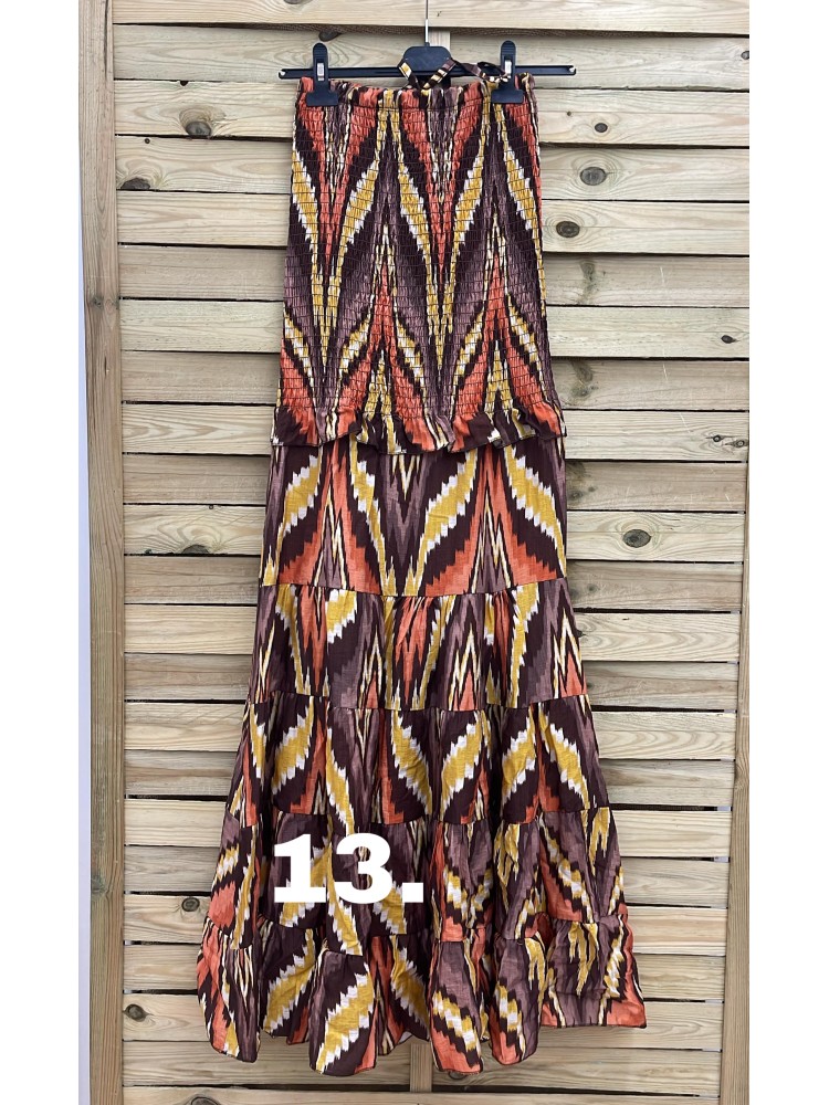 Vestido estampado cogido al cuello con cuerpo fruncido y mini volante