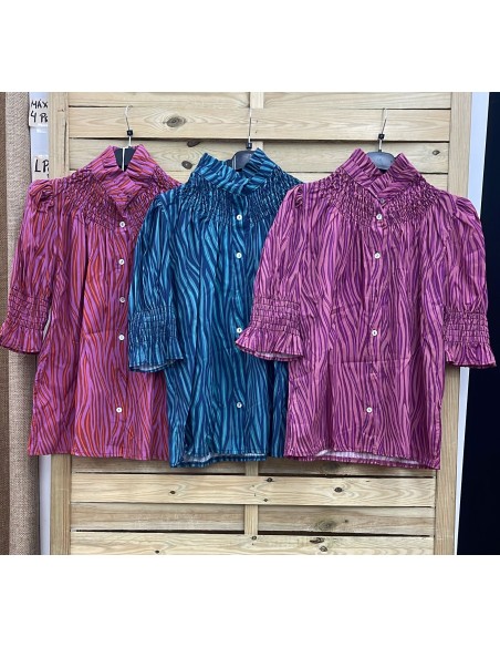 Camisa print tricolor con frunce en cuello y mangas