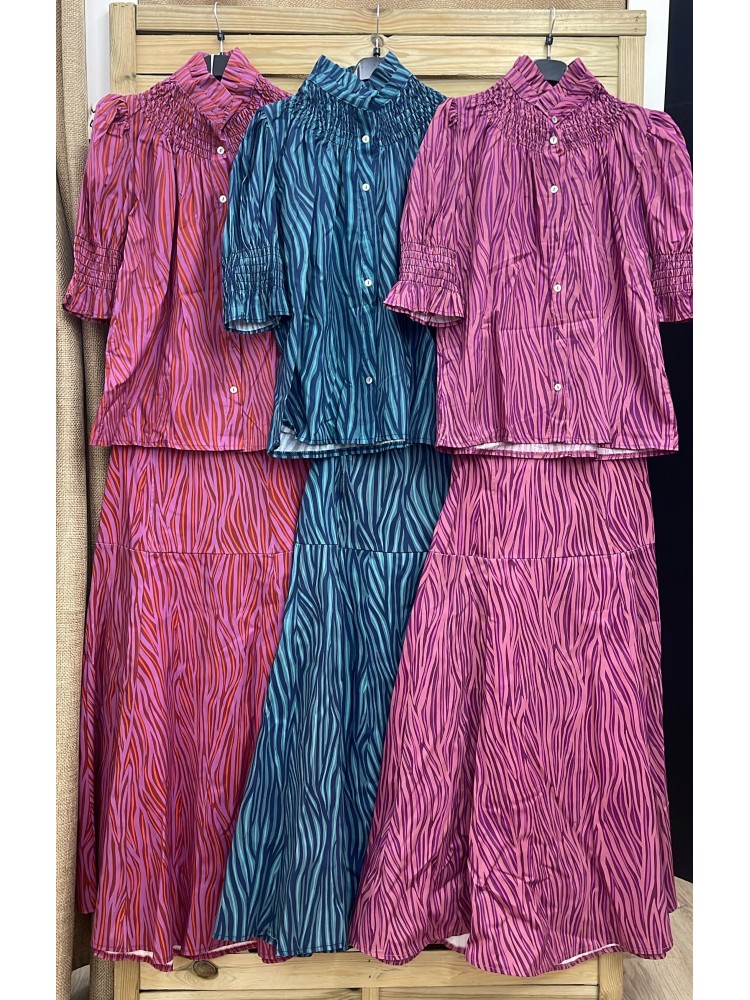 Camisa print tricolor con frunce en cuello y mangas