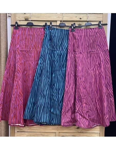 Falda print tricolor con corte en cadera