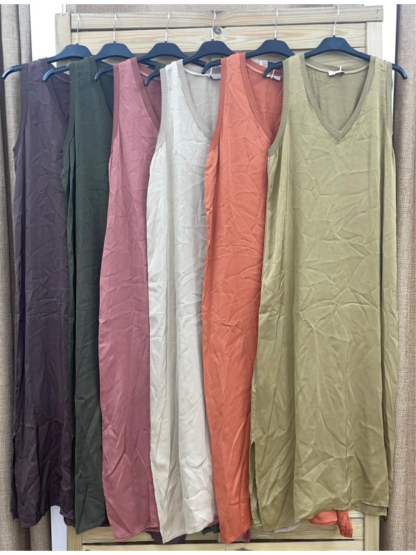 Vestido de satén en pico  con bordes de punto