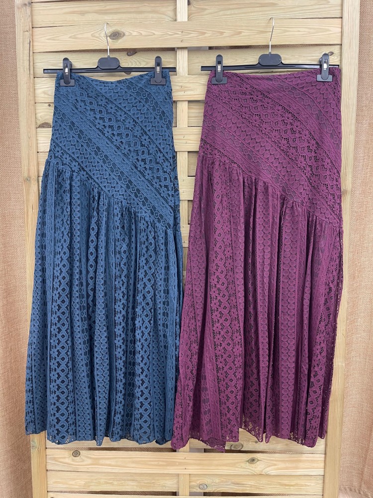 Falda larga encaje con corte diagonal en cadera