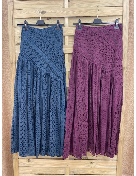 Falda larga encaje con corte diagonal en cadera