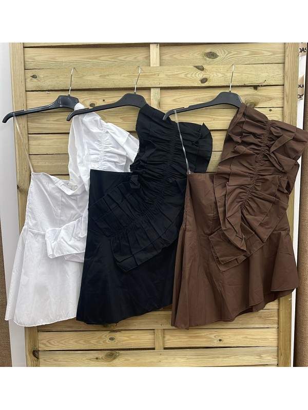 Top asimétrico en bajo con doble volante en hombro