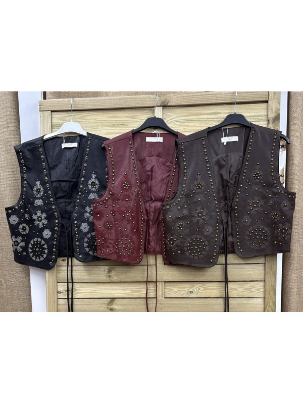 Chaleco efecto piel con bordado y tachas bronce