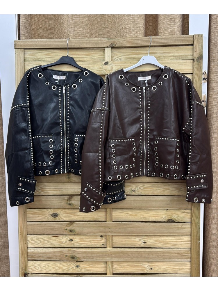 Chaqueta polipiel bolsillos con tachas