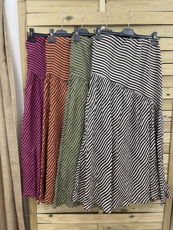 Falda corte diagonal en cadera de raya fina ondulada