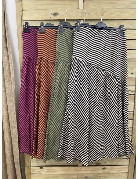 Falda corte diagonal en cadera de raya fina ondulada