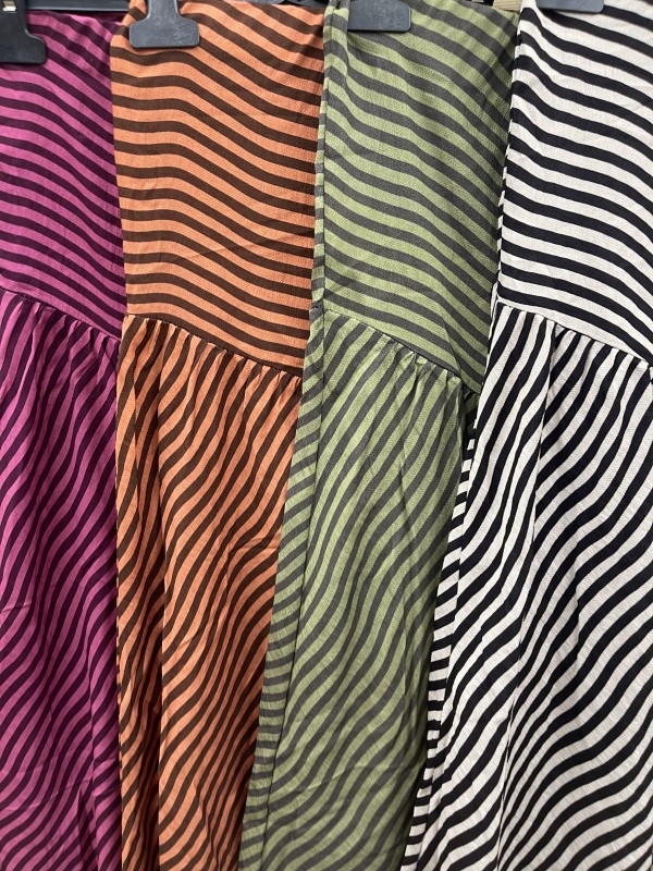 Falda corte diagonal en cadera de raya fina ondulada 2