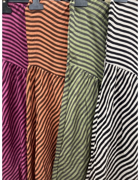 Falda corte diagonal en cadera de raya fina ondulada